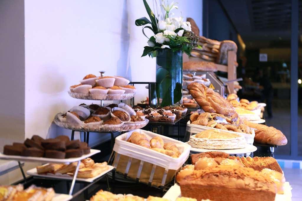 Kenzi Farah Marraquexe Facilidades foto A selection of cakes
