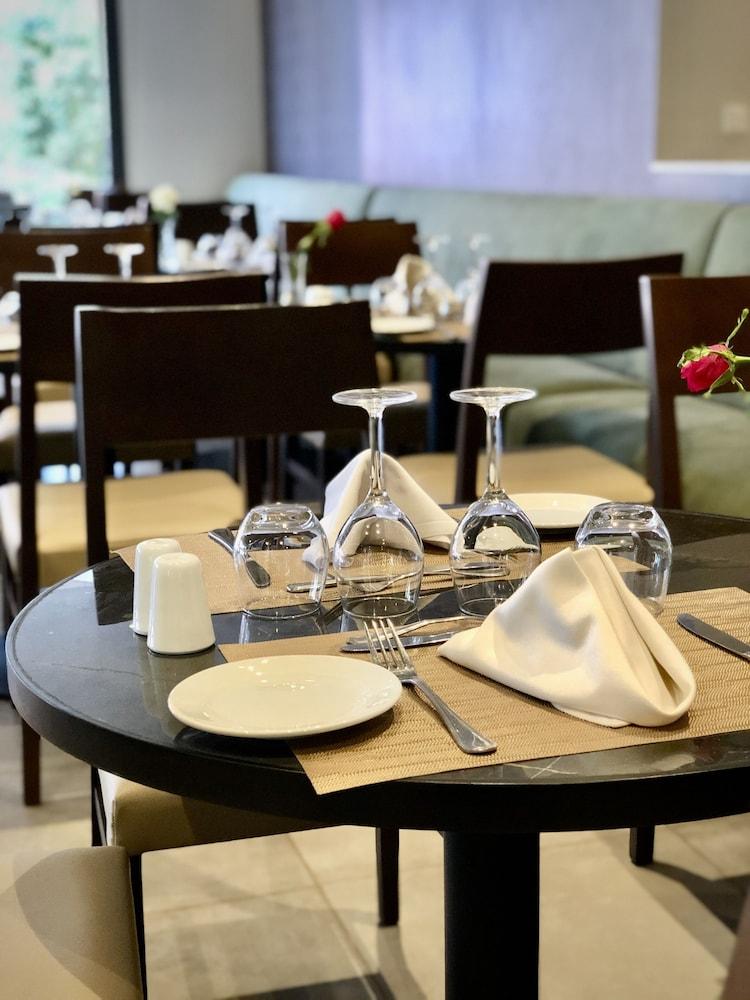 Kenzi Farah Marraquexe Exterior foto A table set for fine dining